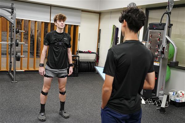 SPORTS THERAPY & EXERCISE MANAGEMENT students in lab